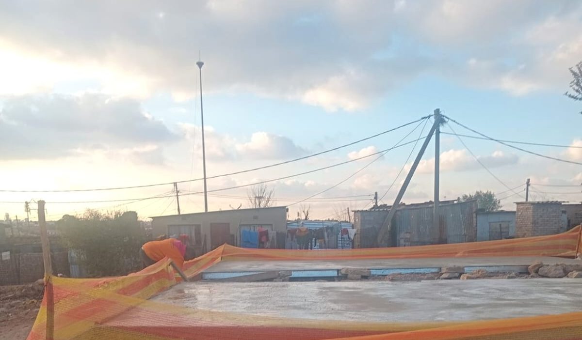 Concrete slab pour, Zamakulungisa Street, Emdeni South